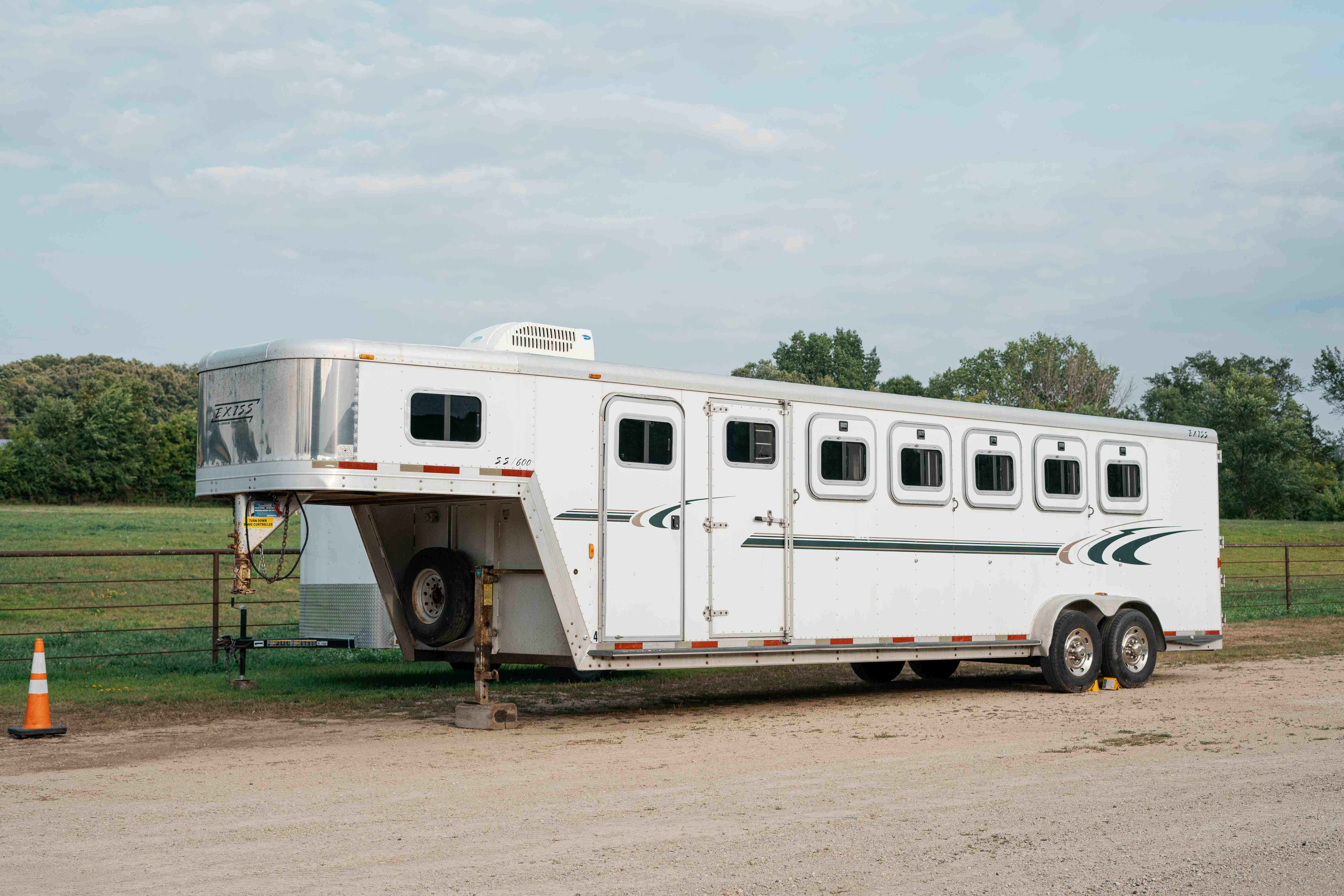 34' Exiss 6 horse trailer rental - gooseneck horse trailer with living quarters in Cannon Falls, MN